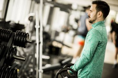 spor salonunda genç adam