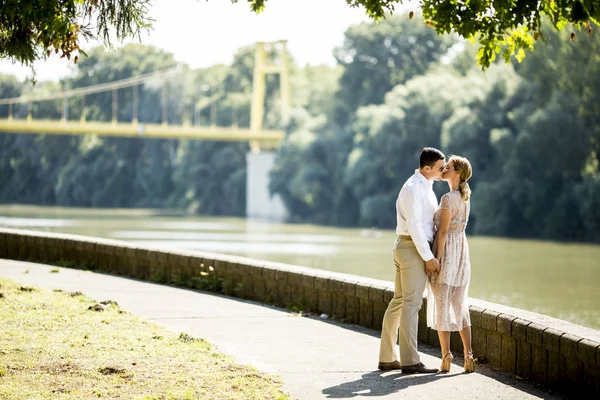 Coppia nel parco primaverile — Foto Stock