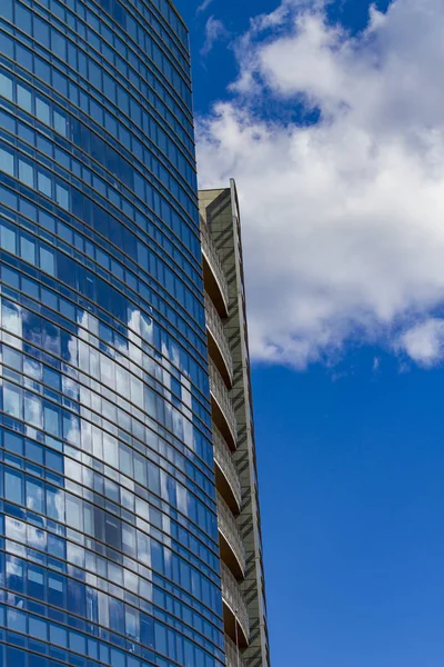 Modern byggnad i Milano, Italien — Stockfoto
