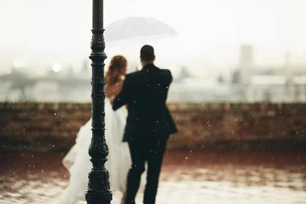 Düğün çifti açık havada — Stok fotoğraf