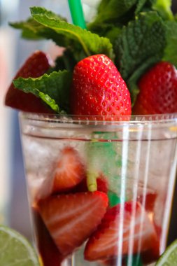 Fesh meyve kokteylleri üstünde belgili tanımlık sayaç içinde belgili tanımlık çarşı