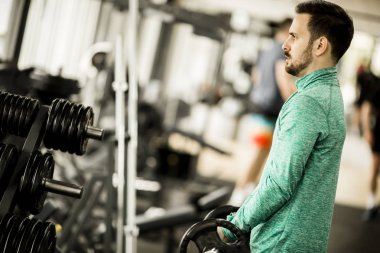 spor salonunda genç adam