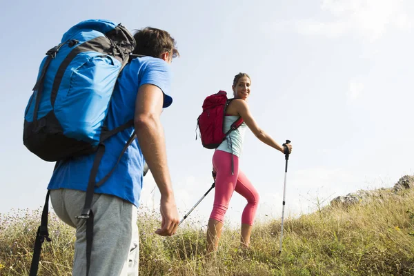 Paar wandelen in de bergen — Stockfoto