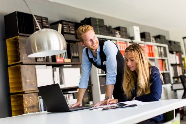 Ofiste genç businness insanlar