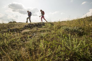 Çift backpackers dağlarda yolda yaz aylarında hiking