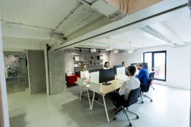 Genç programcılar oturmak ve modern bir ofiste çalışmak