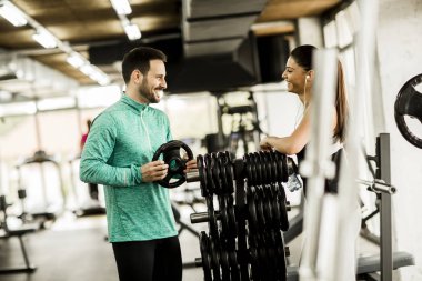 Spor salonundaki genç çift.