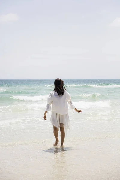 Mujer Vietnamita Bastante Joven Vestido Blanco Con Gafas Sol Playa — Foto de Stock