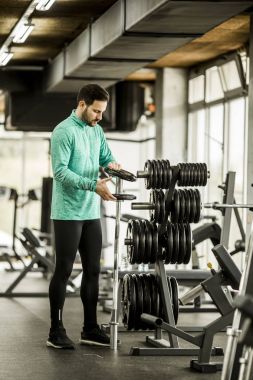 spor salonunda genç adam