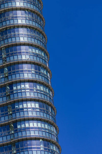 Edifício moderno em Milão, Italia — Fotografia de Stock