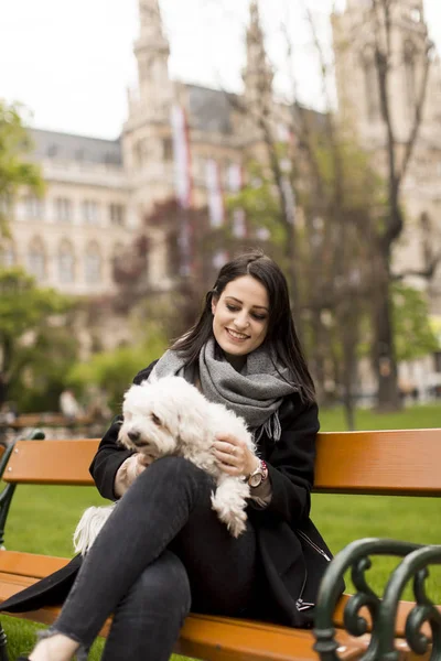 Mujer joven con su perro mascota —  Fotos de Stock