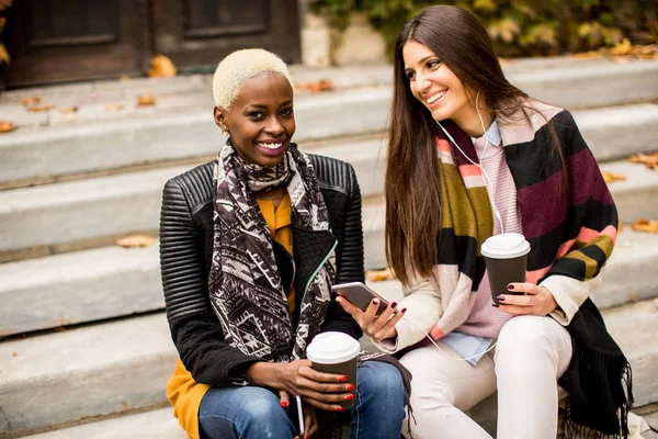 Multiracial mujeres jóvenes al aire libre — Foto de Stock