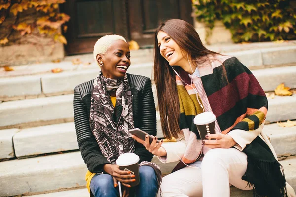 Multiracial mujeres jóvenes al aire libre — Foto de Stock