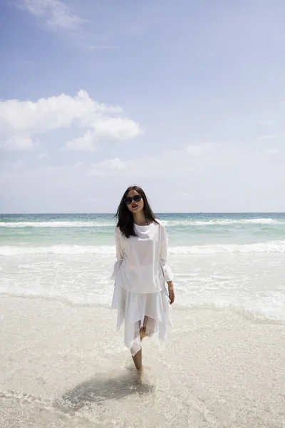 Mujer Vietnamita Bastante Joven Vestido Blanco Con Gafas Sol Playa — Foto de Stock