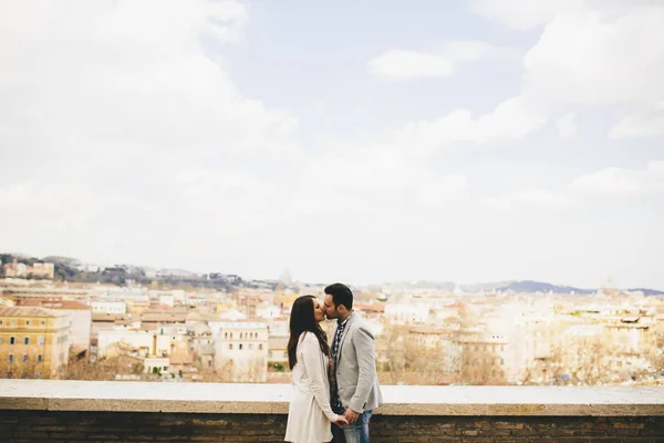 View Young Couple Love Kissing Outdoors — Stock Photo, Image