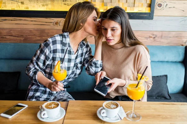 Dwóch młodych przyjaciół kobiet siedząc w kawiarni — Zdjęcie stockowe