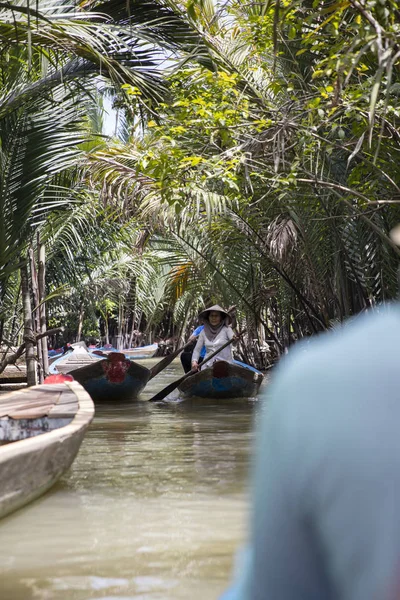 Personas en barcos en el delta del Mekong — Foto de Stock