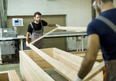 Genç erkekler çalışır bir fabrikada mobilya imalatı için