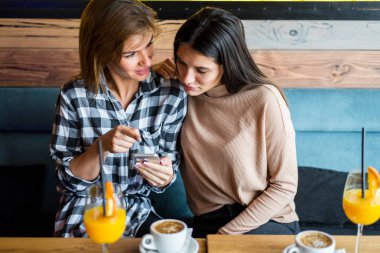 Kafede oturan iki genç bayan arkadaş