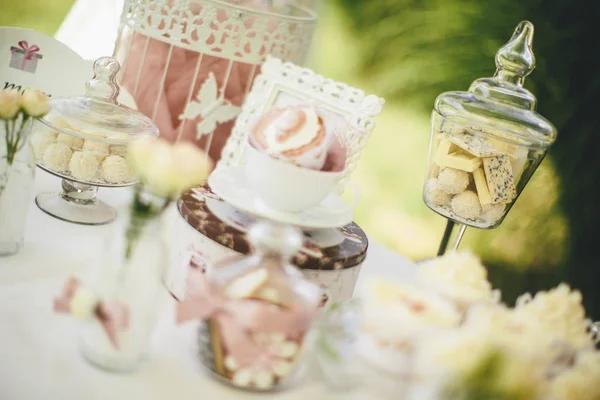 Cupcakes on party table — Stock Photo, Image