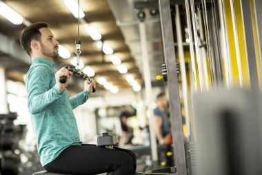 spor salonunda genç adam