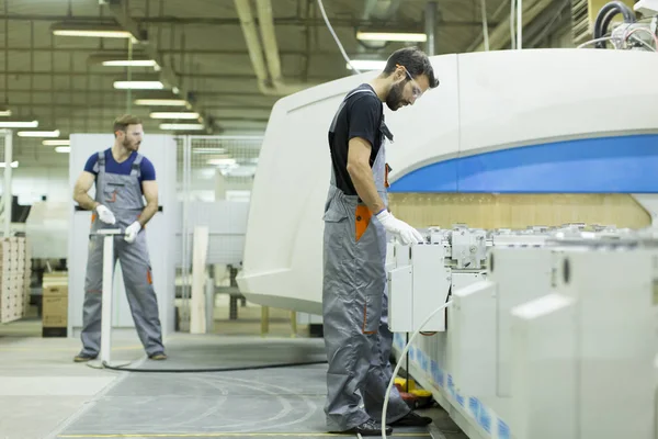 Vista Jovens Trabalhadores Sexo Masculino Trabalham Uma Fábrica Para Produção — Fotografia de Stock