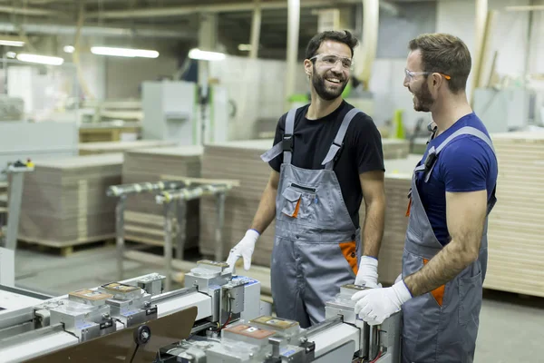 Vue Chez Les Jeunes Travailleurs Masculins Travaillant Dans Une Usine — Photo