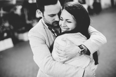 Açık havada güzel genç çift görüntüleme