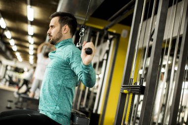 genç adam spor salonunda egzersiz