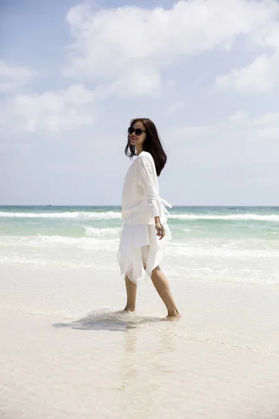 Mujer Vietnamita Bastante Joven Vestido Blanco Con Gafas Sol Playa — Foto de Stock