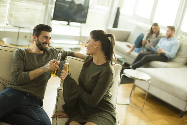 Amigos se divertindo em casa — Fotografia de Stock