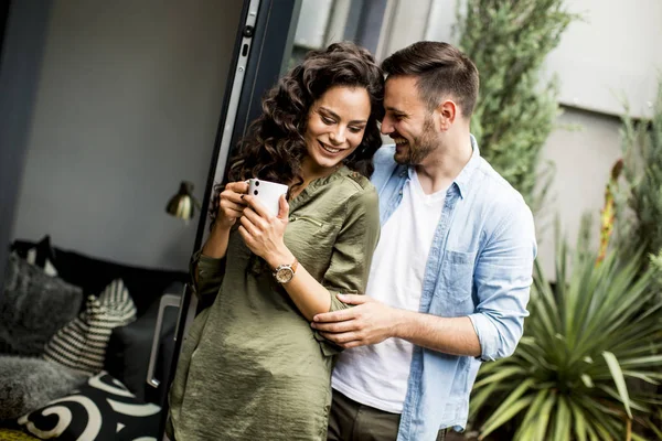 Feliz Casal Bonito Amor Abraçando Uns Aos Outros Beber Café — Fotografia de Stock