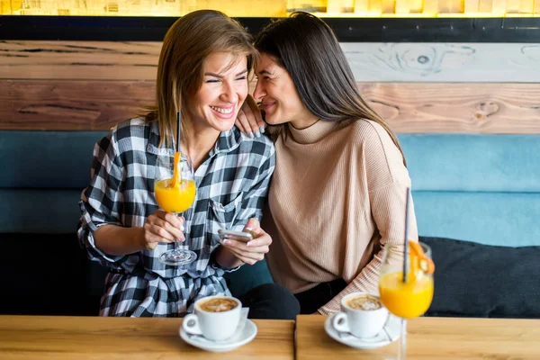 Dwóch Młodych Kobiet Przyjaciół Siedząc Kawiarni Picia Kawy Soku Oglądać — Zdjęcie stockowe