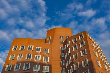 Dusseldorf limanının Gehry binalar