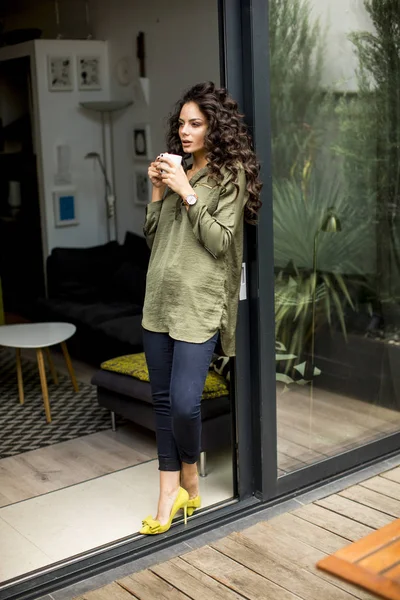 Moderne vrouw koffie drinken — Stockfoto