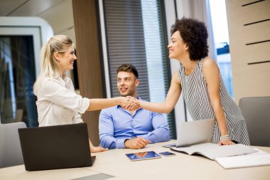 Sonra bir iş aferin el sıkışan iki genç iş kadınları