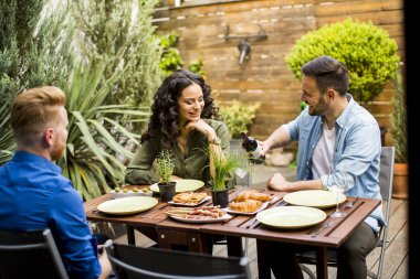 Gençler arka bahçesinde Öğle Yemeği