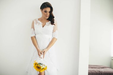 Gelinlik içinde güzel bir gelin.