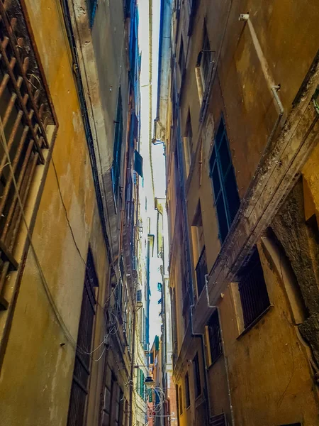 Вузькі вулиці в Генуї — стокове фото