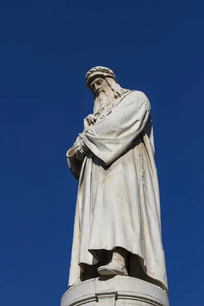 莱昂纳多 · 达 · 芬奇纪念碑在米兰 — 图库照片