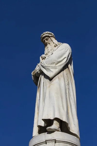 Leonardo da vinci denkmal in milan — Stockfoto