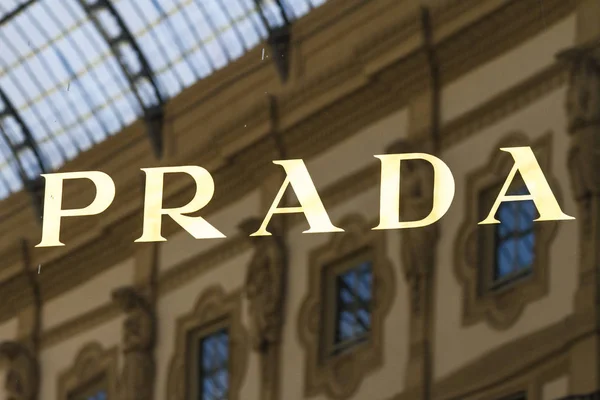 Het logo van de winkel van Prada — Stockfoto