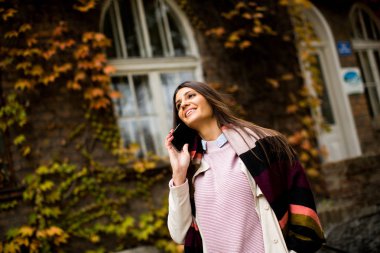 Telefon ve açık kahve kadın ile