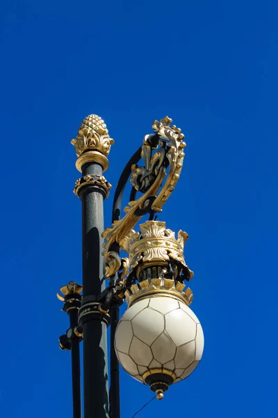 Réverbères près du palais royal — Photo