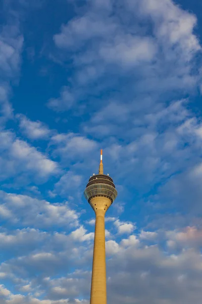 Rheinturm in Düsseldorf, Deutschland — Stockfoto
