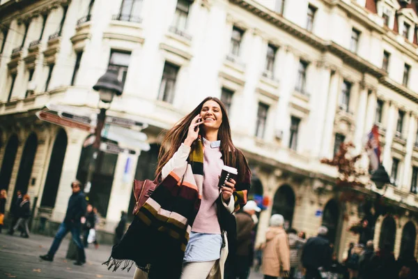 Mujer joven llamando a un taxi — Foto de Stock