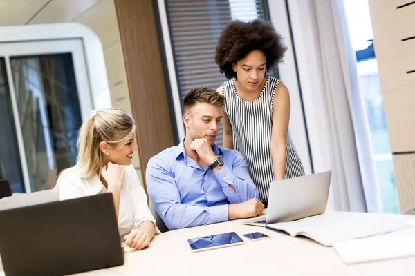Multiracial ungdomar som arbetar på kontoret — Stockfoto