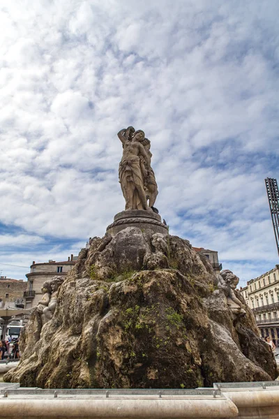 Trzy Gracje fontanna na placu Place de la Comedie — Zdjęcie stockowe