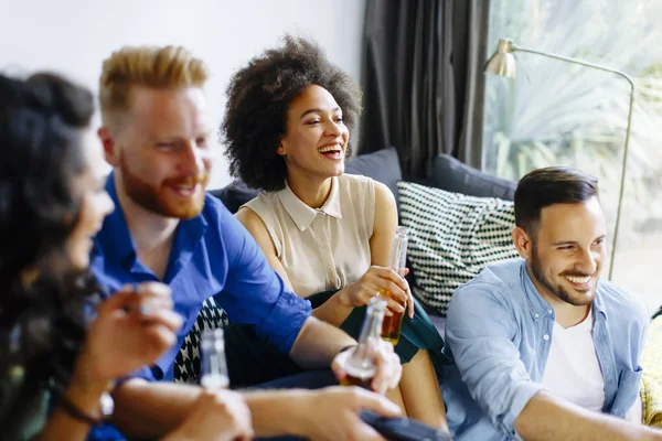 Amigos assistindo TV e beber cidra — Fotografia de Stock