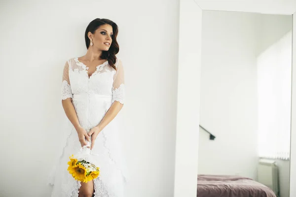 Bella sposa in posa in un abito da sposa — Foto Stock